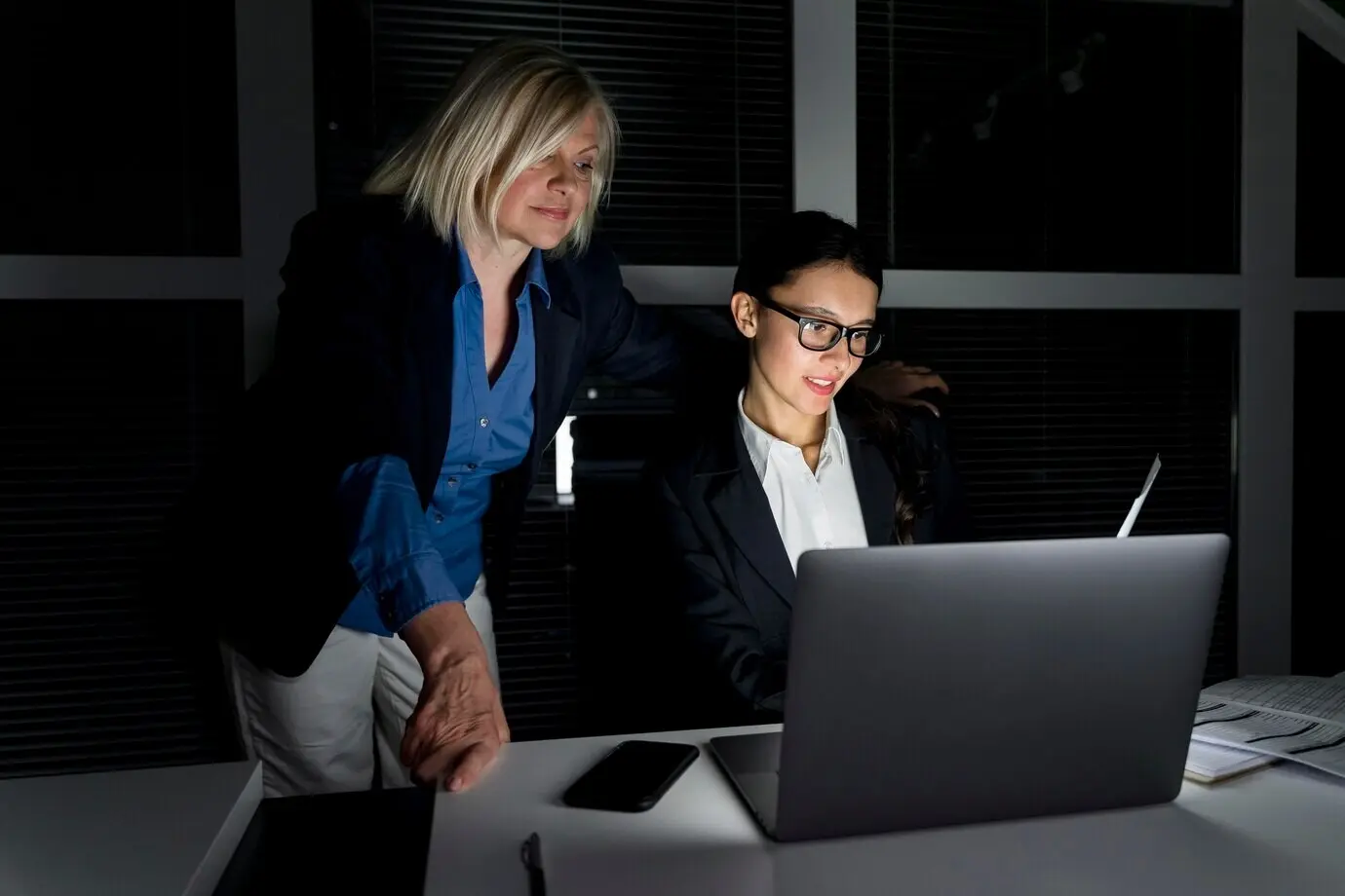 Члены деловой команды работают допоздна.