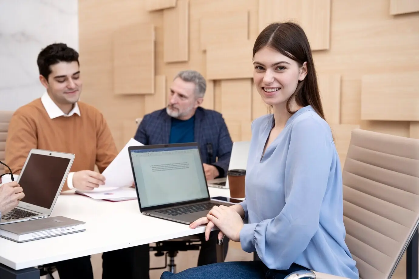 Молодой человек в процессе стажировки.