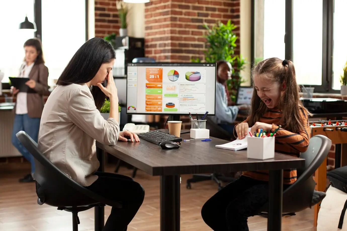 Работающую маму раздражает шумная дочь.